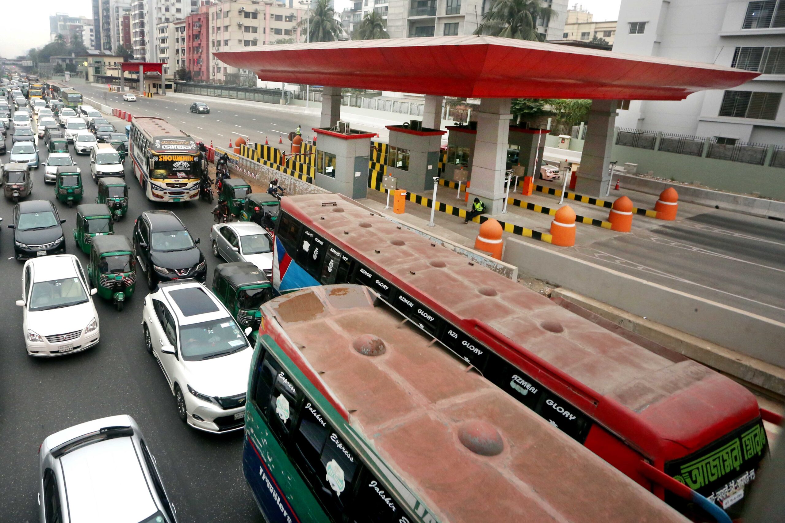 রাজধানীর এয়ারপোর্ট সড়কের যানজট