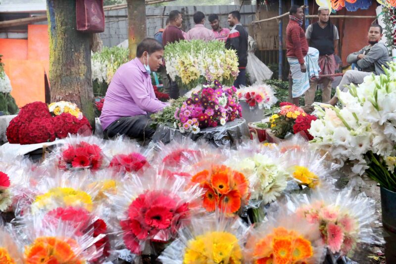 ফাল্গুন আর ভালোবাসা দিবসকে কেন্দ্র করে বেড়েছে ফুলের চাহিদা