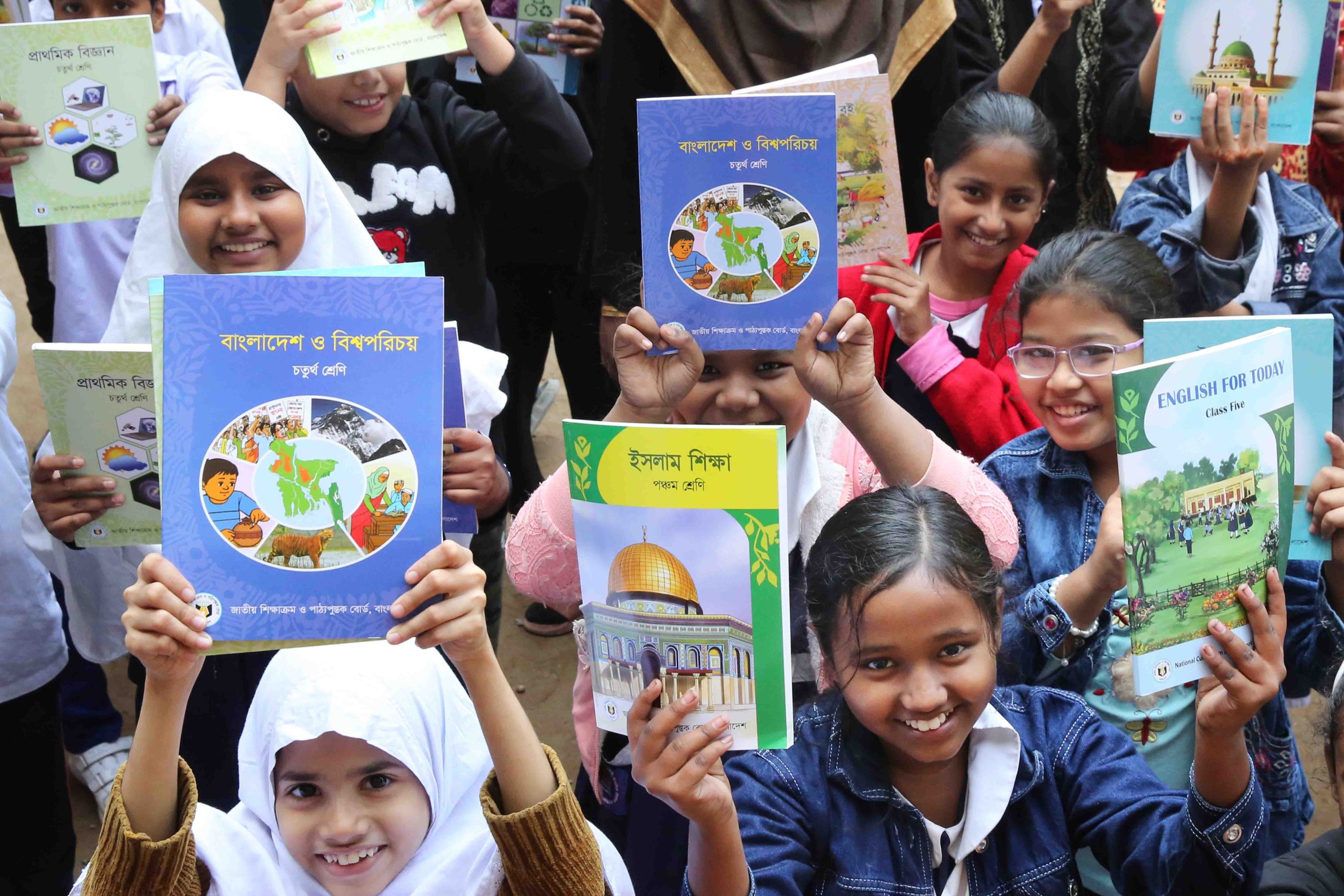 সারাদেশে বছরের প্রথম দিনেই শিক্ষাপ্রতিষ্ঠান গুলোতে নতুন বই পেয়ে উচ্ছাসিত কোমলমতি শিক্ষার্থীরা